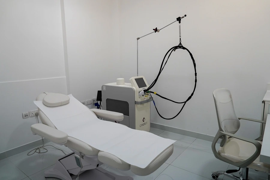 غرفة إزالة الشعر بالليزر في المركز الأمريكي الطبي برأس الخيمة